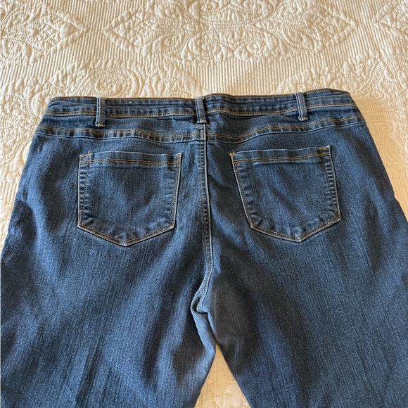 PLUS women's jeans by HYBRID - size 18 - comfortable and classic - Picture 2 of 7